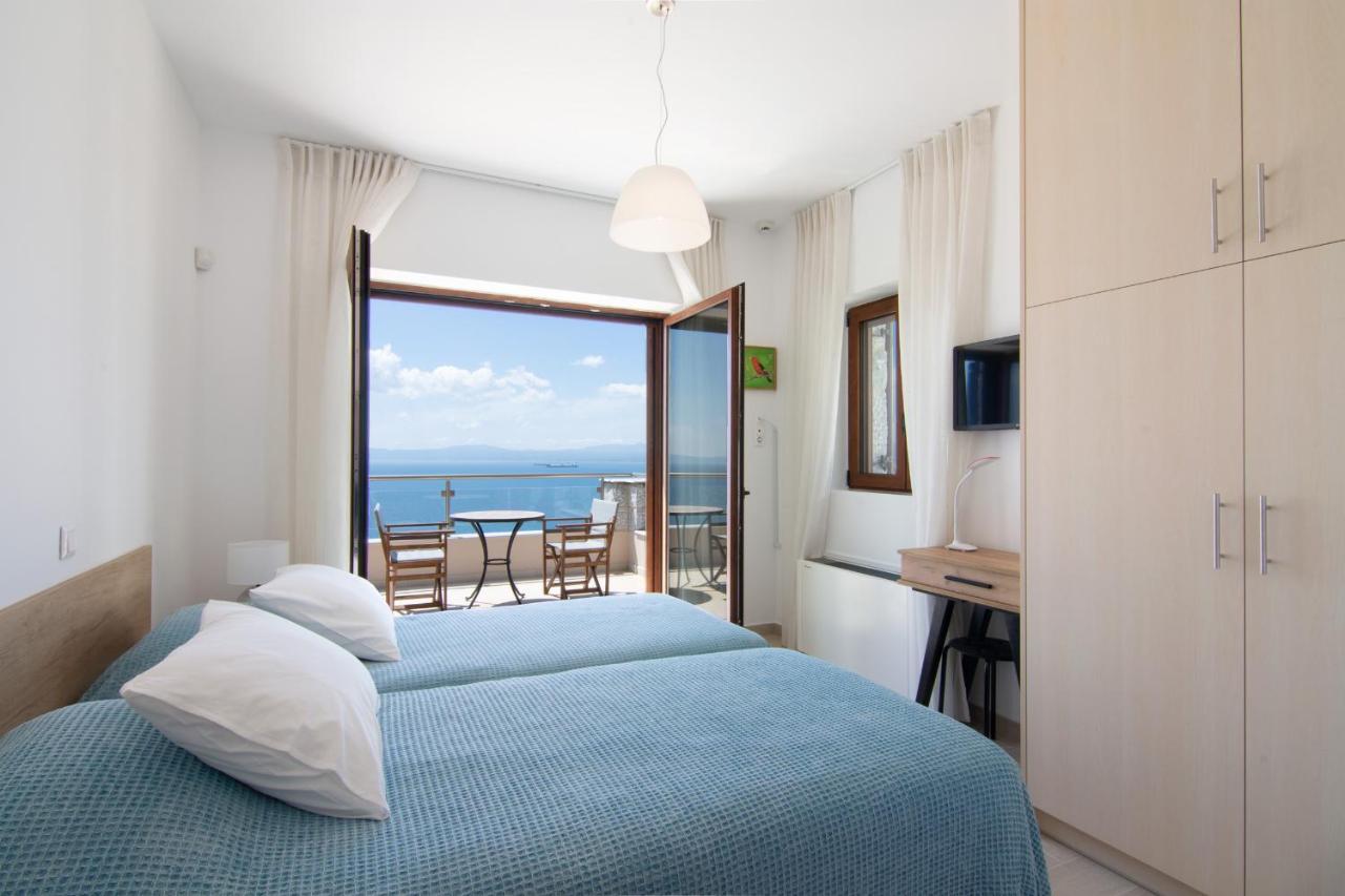 Villa Dafni - Infinite Sea Vistas With Private Pool كالاماتا المظهر الخارجي الصورة